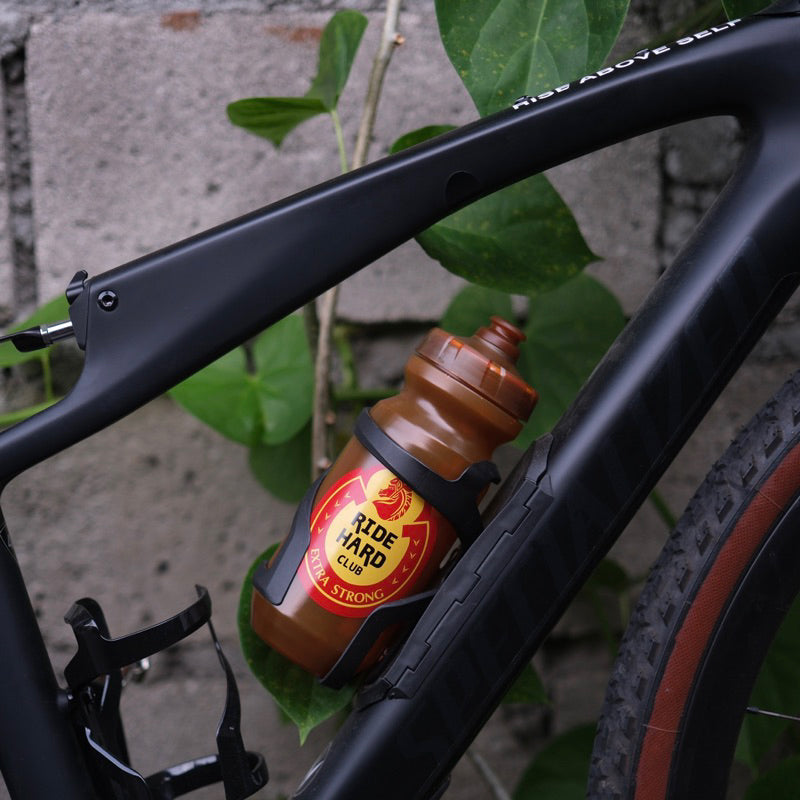 mountainbike bidon Vector Ride Hard Cycling Bidon With a Red Horse Cyclist
